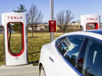 Lần đầu tiên, thị phần xe điện Tesla thấp hơn 50% tại Mỹ