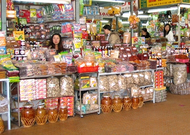 Hàng tiêu dùng nhanh ở chợ và “cuộc chiến quầy kệ”