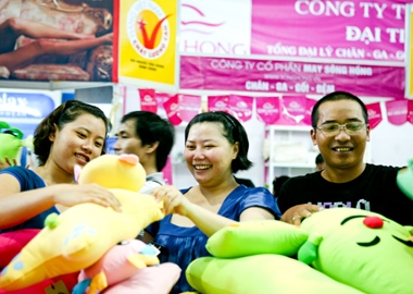 Hàng Việt vui với người Việt
