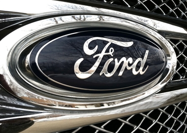 Poster quảng cáo xe Ford gây “cuồng phong” ở Ấn Độ