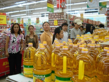 Thị trường dầu ăn: Gà nhà cắn nhau, cáo hưởng lợi?