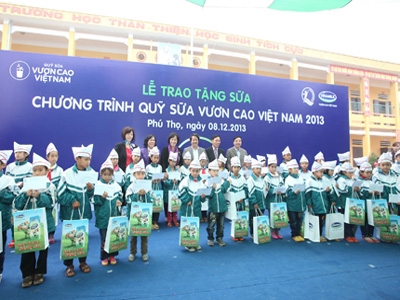 Quỹ sữa Vươn cao việt Nam 2013 đến với trẻ em tỉnh Phú Thọ