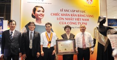 PNJ lập kỷ lục chiếc khăn rằn bằng vàng lớn nhất Việt Nam