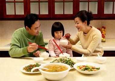 90% mẹ Việt cho con ăn theo quảng cáo