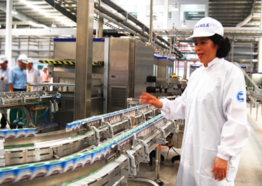 Robot và “kho thông minh” ở nhà máy sữa Vinamilk