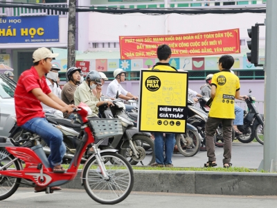 Điện máy xuống đường…
