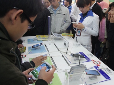 Smartphone thương hiệu Việt: Mò mẫm dò sóng