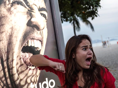 Pha cắn của Suarez và sự tận dụng của các thương hiệu