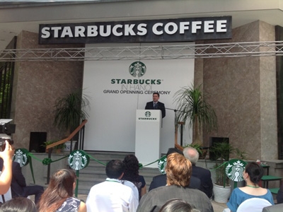 Starbucks sai chính tả tiếng Anh trên backdrop khai trương
