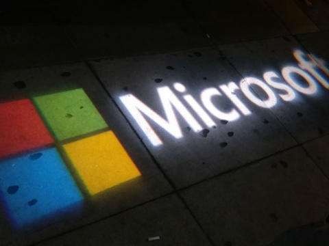 S.Nadella và kính HoloLens có vực được Microsoft?