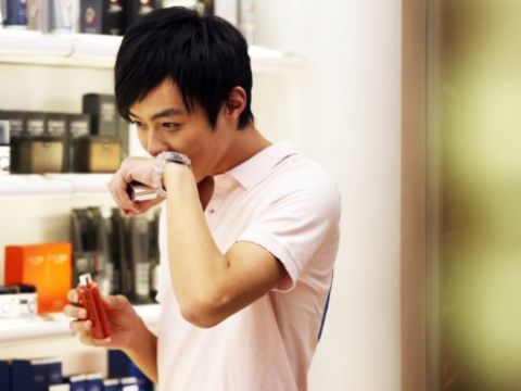 Đàn ông con trai thường lén mua mỹ phẩm qua mạng