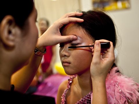 Loạn thị trường mỹ phẩm làm đẹp cho trẻ: Vừa dùng vừa lo