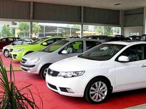Ôtô tăng giá cả trăm triệu: Thị trường xe phát hoảng