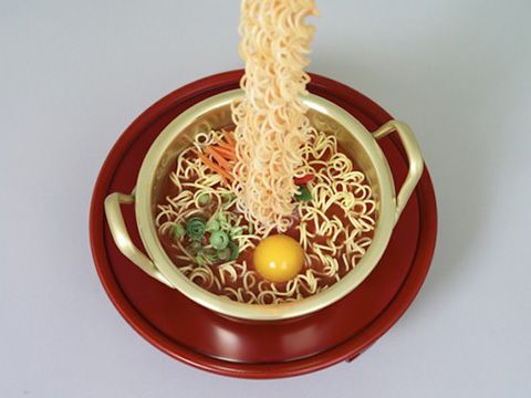 Tô mì tôm trộn = ba tô phở vẫn chơi