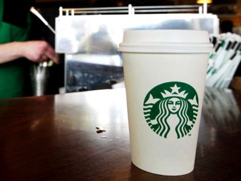 Vụ tương tự ‘cô giáo bọ cạp’ Lena, Starbucks xử lý thế nào?