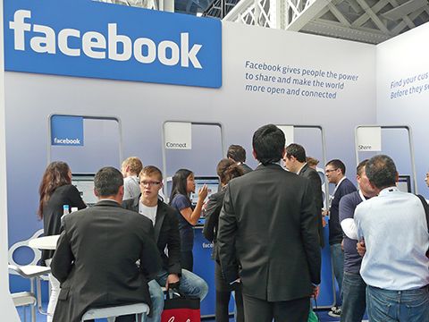 Facebook đang làm “vua” thế giới công nghệ