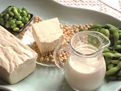Sữa đậu nành không biến đổi gen: Đường đua mới của bầu Đức