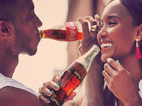 Tại sao Coca-Cola cần tập trung vào cảm xúc chứ không phải lý trí khi triển khai chiến lược “One brand”?