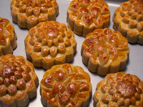 Hàng cà phê, thức ăn nhanh tranh nhau bán bánh trung thu