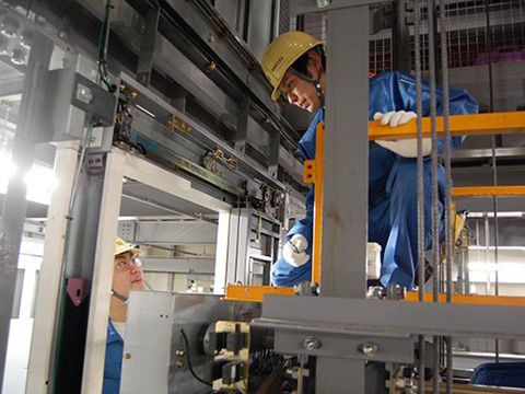 Thang máy Việt chờ lên