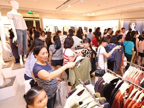 Thời trang Việt thất thế trên sân nhà