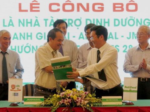 Làm thương hiệu bằng... bóng đá