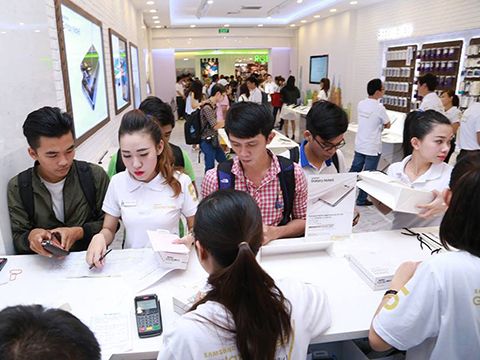 Cuộc lấn sân trong phân phối hàng công nghệ