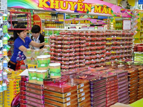 Thị trường hàng Tết: Giá giảm, sức mua tăng