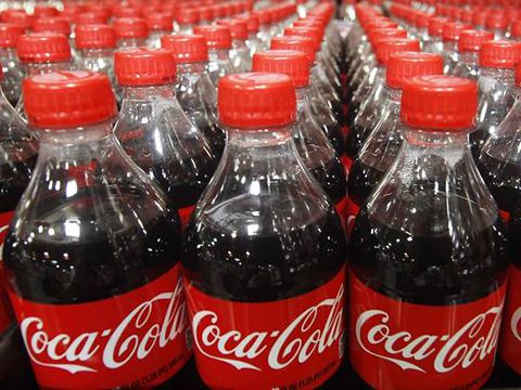 Cách giúp CoCa-Cola, Pepsi sống khỏe khi người dùng bớt uống nước ngọt
