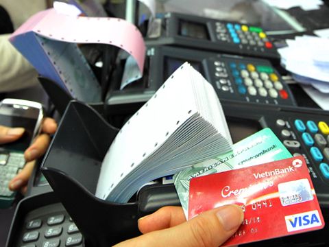 Người Việt ngày càng ít dùng tiền mặt