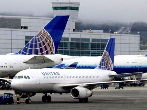 Năm bài học từ cú “kéo lê” của United Airlines