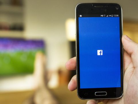 Người dùng có xu hướng lướt Facebook khi TV phát quảng cáo