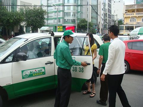 Cạnh tranh với Uber và Grab, taxi truyền thống thêm người túc trực ở phố đi bộ, ngân hàng
