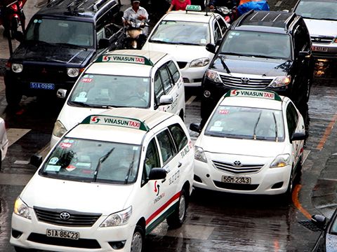 Taxi “loay hoay” tìm hướng đi mới