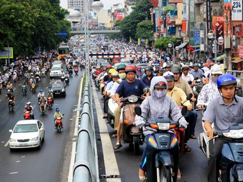 Khảo sát cho thấy tới gần 1/3 phụ nữ Việt Nam có sở thích vừa lái xe vừa dùng điện thoại lướt Facebook