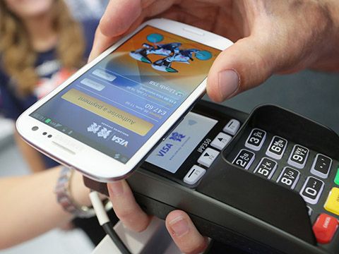 Người Việt đã có thể dùng điện thoại thay thẻ ATM