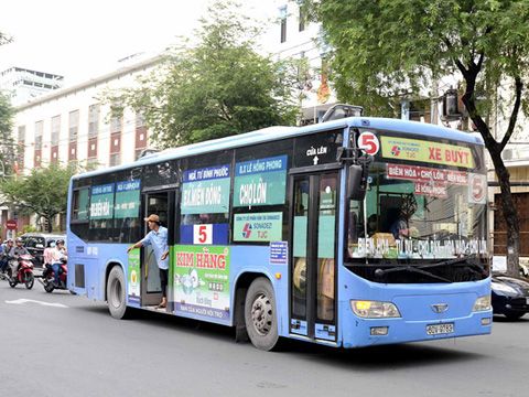 Giá cao, quảng cáo trên xe buýt bị ế