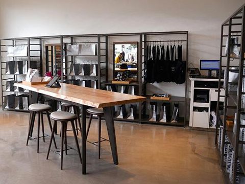 Khi cửa hàng thời trang không cần… quần áo