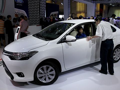Ô tô giá giảm, người mua giảm
