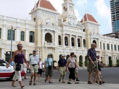 Du lịch: Khách tăng, chưa thể vội mừng