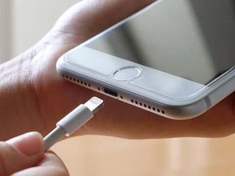 Apple có thể mất 10 tỷ USD vì scandal làm chậm iPhone
