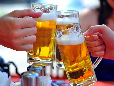 Dân Việt ngày càng chơi sang: Chê bia cỏ, nhậu bia cao cấp