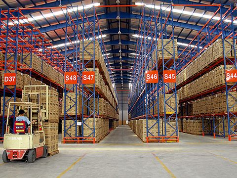 Thương mại điện tử: Cuộc chiến nhìn từ kho hàng