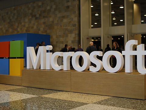 Microsoft bắt tay với Walmart đối đầu Amazon