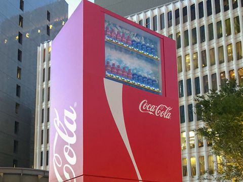 Coca-Cola chào đón Olympic Tokyo 2020 bằng máy bán hàng tự động cao 3,5m