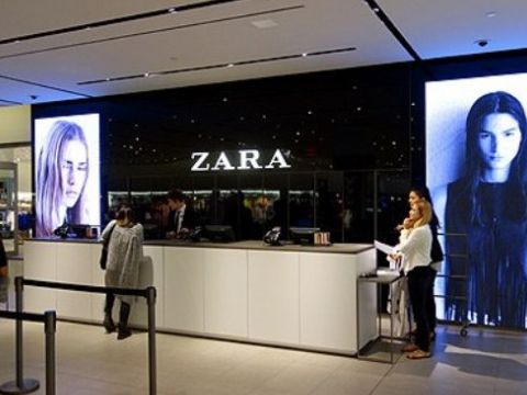 Tại sao nhân viên Zara lại chăm chú nhìn khách hàng?