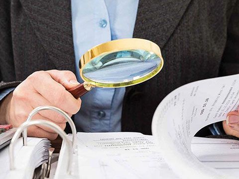 Xử lý khủng hoảng trong kinh doanh: Giảm lương hay giảm nhân sự?