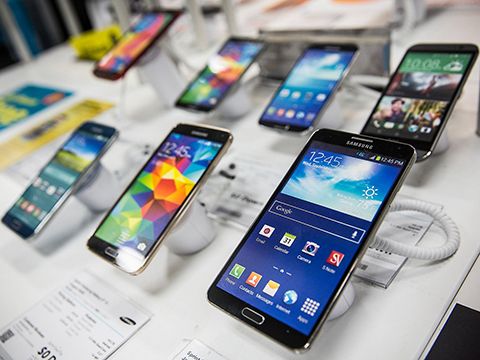 Smartphone tầm trung nhàm chán nhưng bán tốt