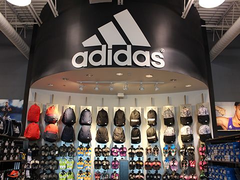 adidas và cuộc chiến mạo hiểm với Amazon