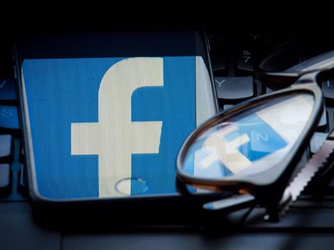 Nhiều nghệ sĩ Việt khóa Facebook vì sợ bị đánh sập